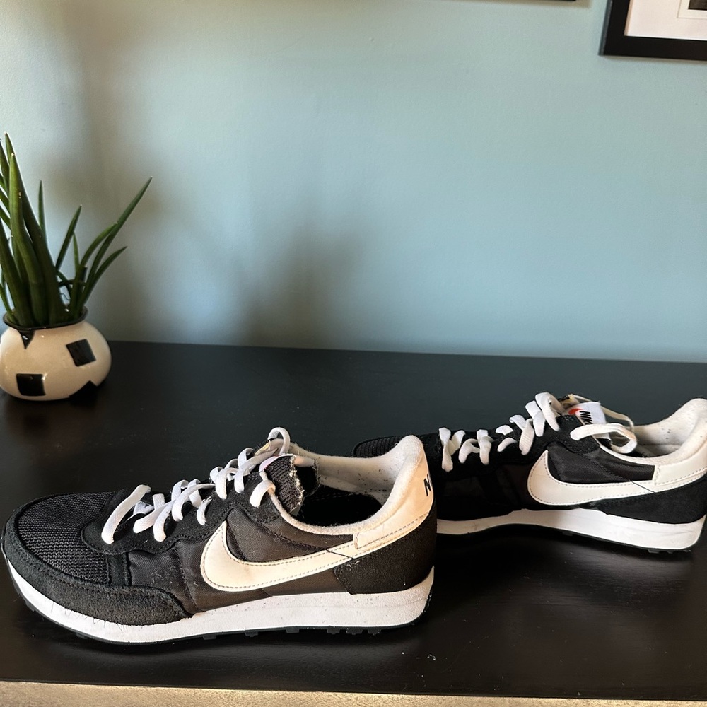 Nike Black and White Sneaker size 8
